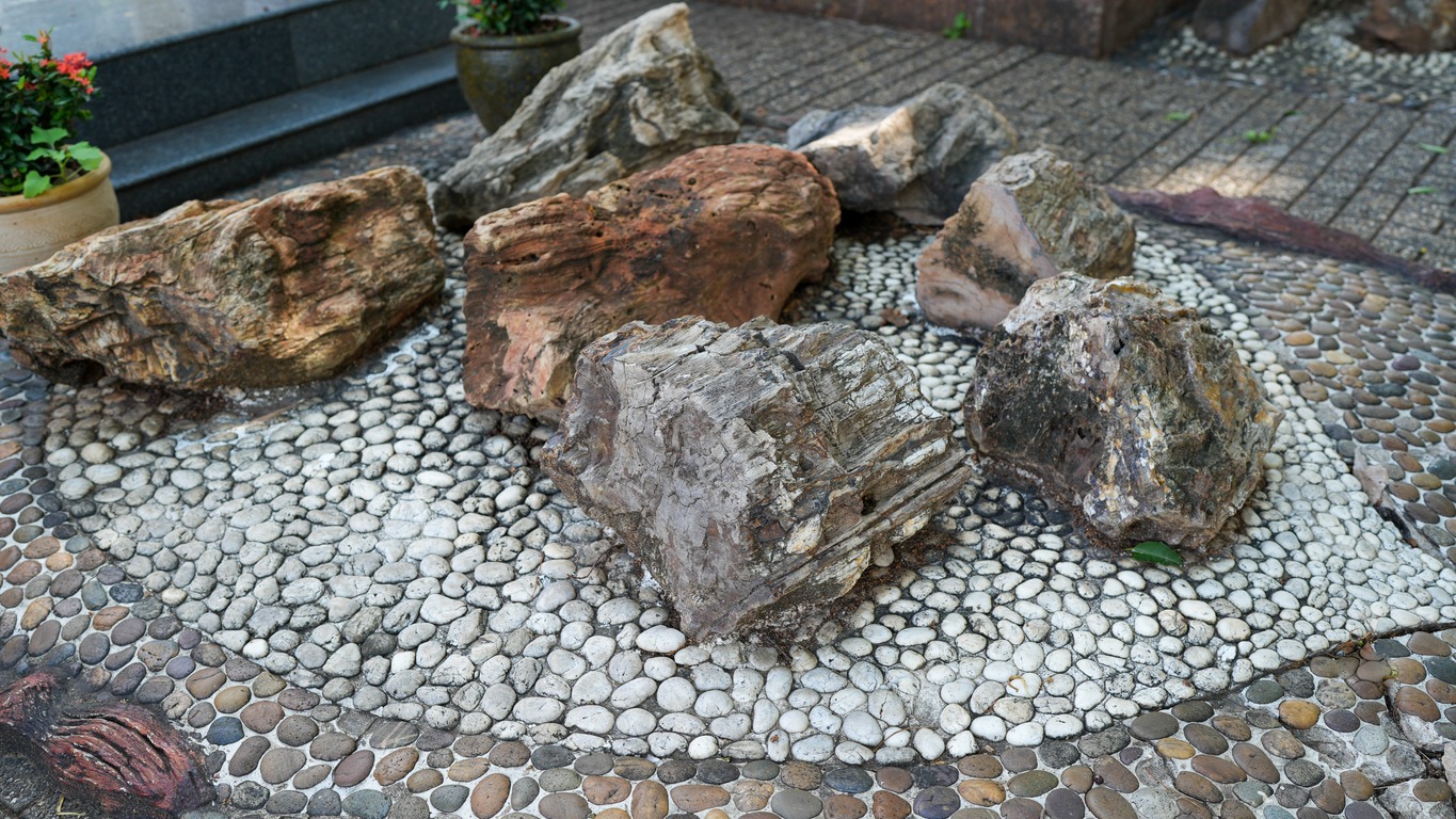 Large decorative rocks on pebble stone ground
